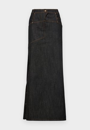 Falda maxi de mezclilla oscura con cintura alta, featuring corte recto, abertura lateral, costuras reforzadas y ribete naranja en contraste.