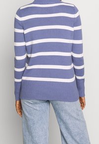 Lila und weiße gestreifte Strickjacke mit hohem Kragen, gerippten Bündchen und Saum. Glatte Textur mit einem lässigen Schnitt.