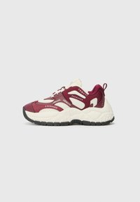Baskets bordeaux et crème avec des textures en maille et en cuir, présentant des détails du logo "Armani Exchange" et une semelle noire épaisse.