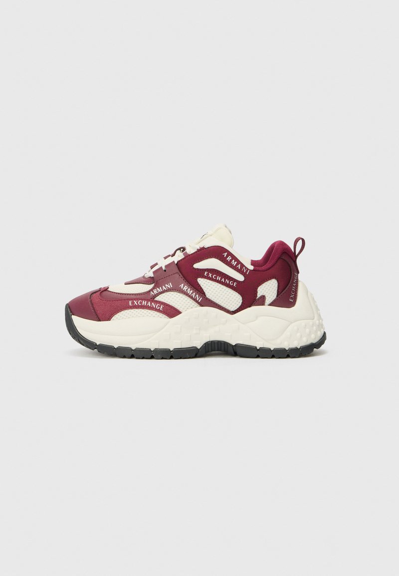 Baskets bordeaux et crème avec des textures en maille et en cuir, présentant des détails du logo "Armani Exchange" et une semelle noire épaisse.