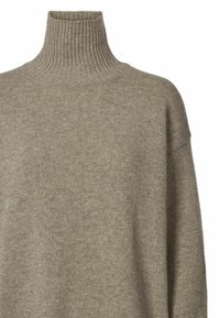 Taupe svijetla džemper s rol kragnom i rebrastom teksturom. Labav kroj, s visokim izrezom i širokim rukavima za udobnost. Glatki pleteni materijal.