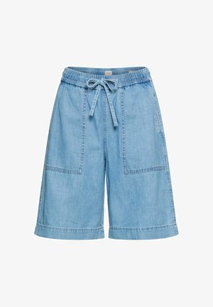 Lyseblå denimshorts med elastisk talje og snøre, med store forlommer og brede benåbninger.