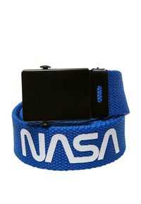 Blå vävd bälte med en svart metallspänne i rektangulär form. Bältet har "NASA" i fet stil i vita bokstäver över hela sig.