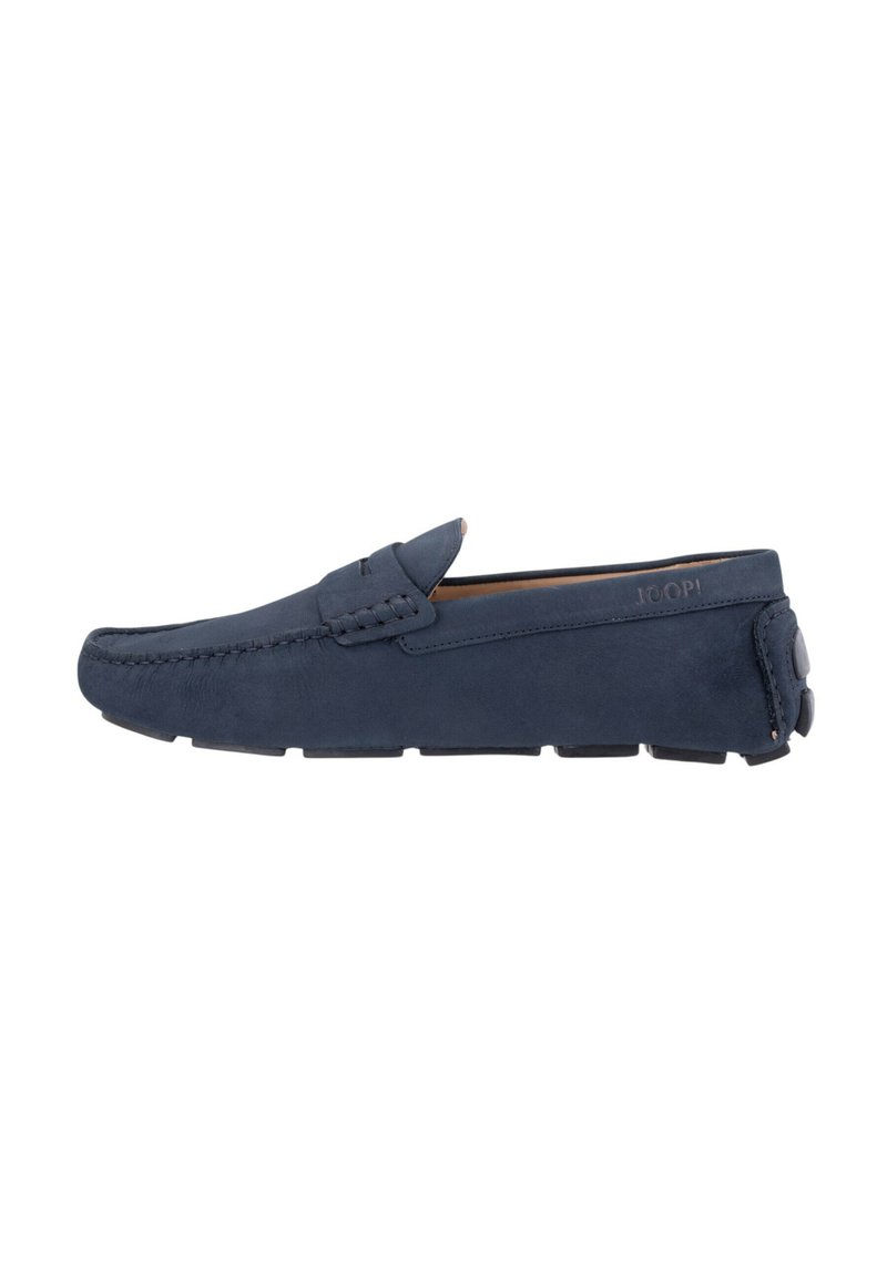 Mocassini in suede blu navy con design mocassino, caratterizzati da accenti di cucitura, suola in gomma e un'etichetta sul retro.