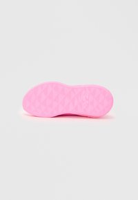 Roze rubberen zool met een gestructureerd oppervlak, met diamanten patronen voor grip en een ronde vorm. Geen zichtbare merknaam of accenten.