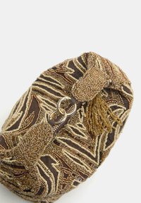 Torbica z perlicami z zapletenimi vzorci v toplih rjavih in zlatih odtenkih, s zaobljeno obliko in dvojno kovinsko zaponko v obliki kroga.