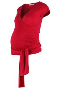Červený těhotenský wrap top s V-výstřihem, krátkými rukávy a vázáním v pase. Vyrobeno z měkké, elastické látky pro pohodlí během těhotenství.