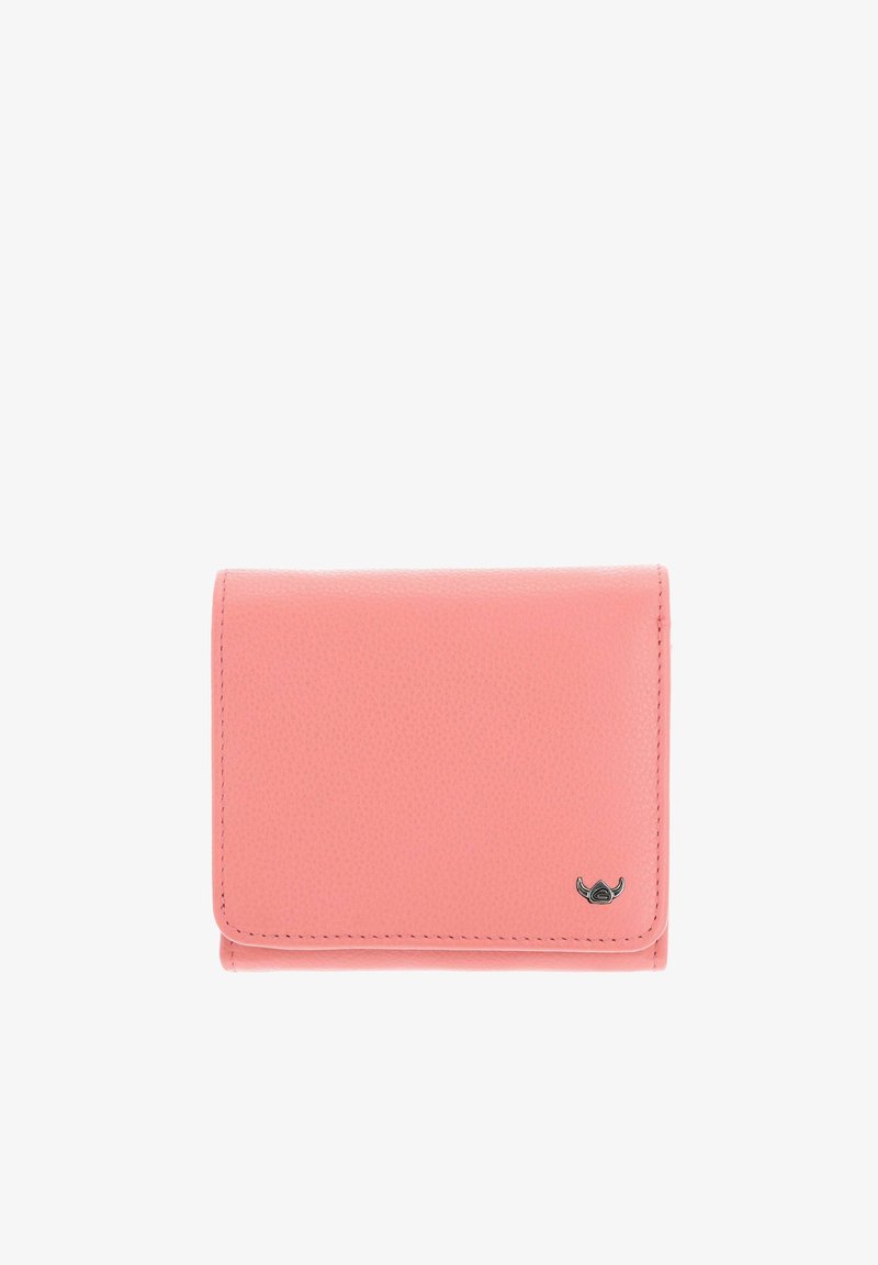 Portefeuille compact en cuir rose avec bords arrondis et un petit emblème argenté dans le coin inférieur droit sur fond blanc.