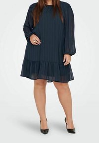 Sjöblå klänning med långa, pösiga ärmar, vertikala ränder och en volangnederdel. Tillverkad av genomskinligt tyg, lager för att ge extra textur.