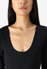 Good American SCUBA SCOOP BODY - Μπλούζα με μακριά μανίκια - black