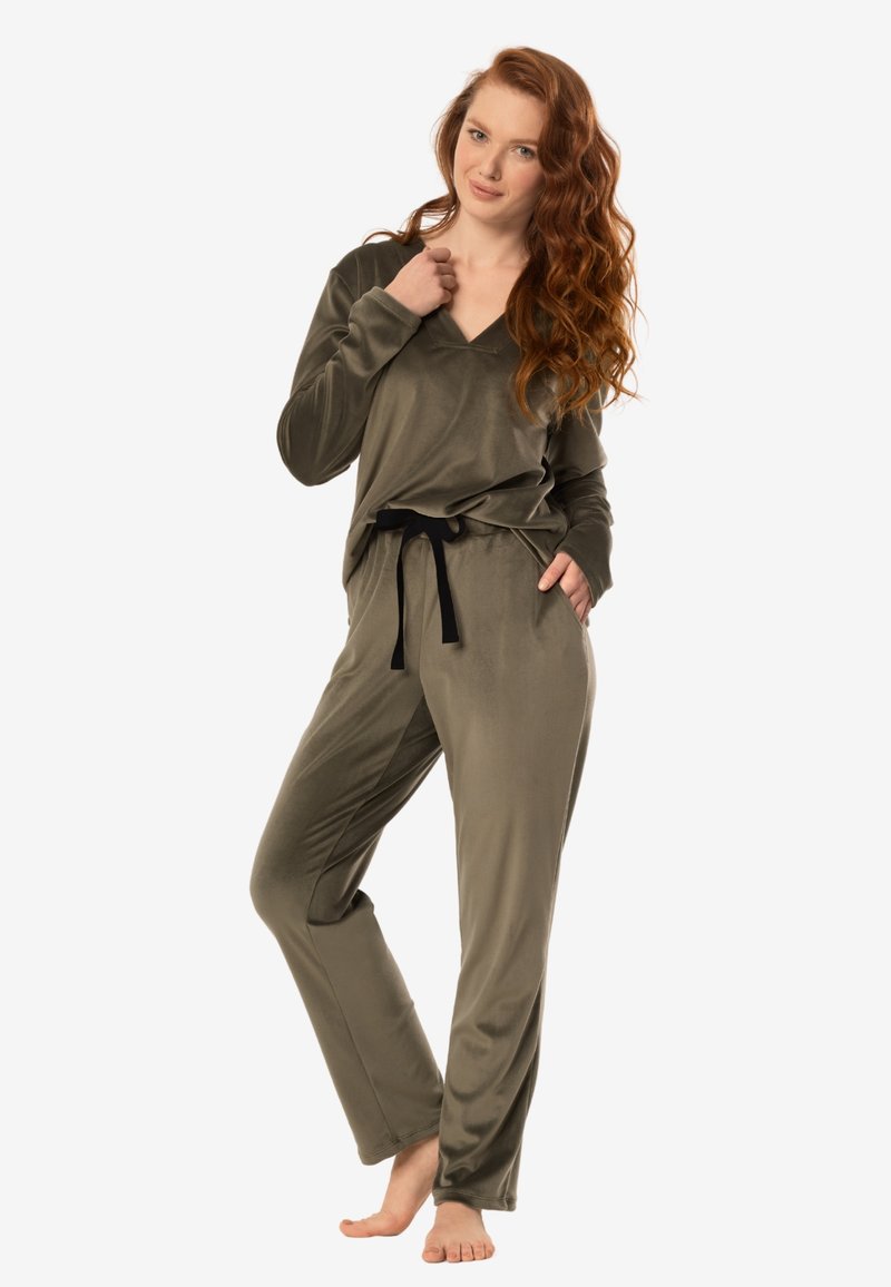 Zielony oliwkowy zestaw welurowy do noszenia w domu, składający się z bluzki z długim rękawem i dekoltem w serek oraz spodni z elastycznym pasem i czarnym sznurkiem. Gładka faktura.