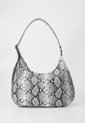 Sac à épaule en simili cuir noir et blanc avec imprimé serpent, de forme arrondie, texture lisse et bandoulière incurvée. Présente un accent en matériel argenté.