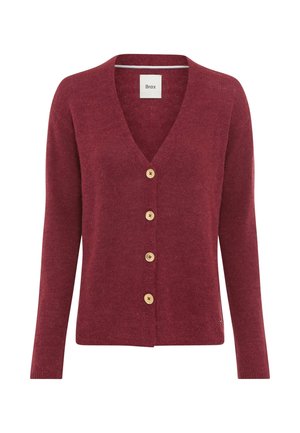 Burgundergemusterter Strickcardigan mit V-Ausschnitt, fünf Holzknöpfen, langen Ärmeln und strukturiertem Stoff. Markenschild innen im Ausschnitt sichtbar.
