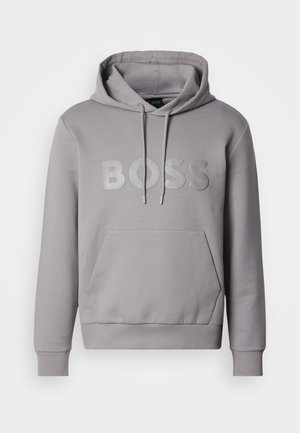 Pelēks kapuci džemperis ar priekšējo kenguru kabatu, uz kura ir tonāls "BOSS" logotips. Mīksts audums un ribas aproces uz piedurknēm un apakšā.