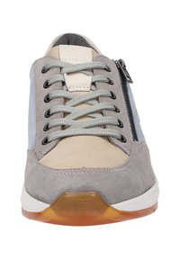 Graue Wildledersneaker mit beigen Akzenten, runder Zehenpartie, Schnürung vorne und einem Reißverschluss an der Seite. Texturierte weiße und orange Sohle.