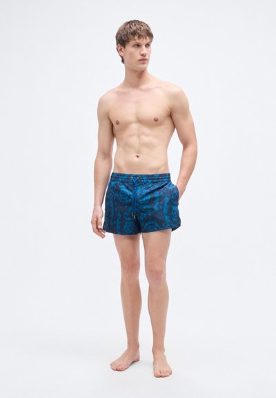 Ανδρικό μαγιό σορτς σε σκούρο μπλε με ανθικό μοτίβο, κατασκευασμένο από ελαφρύ ύφασμα. Διαθέτει ελαστική μέση και πλαϊνές τσέπες.