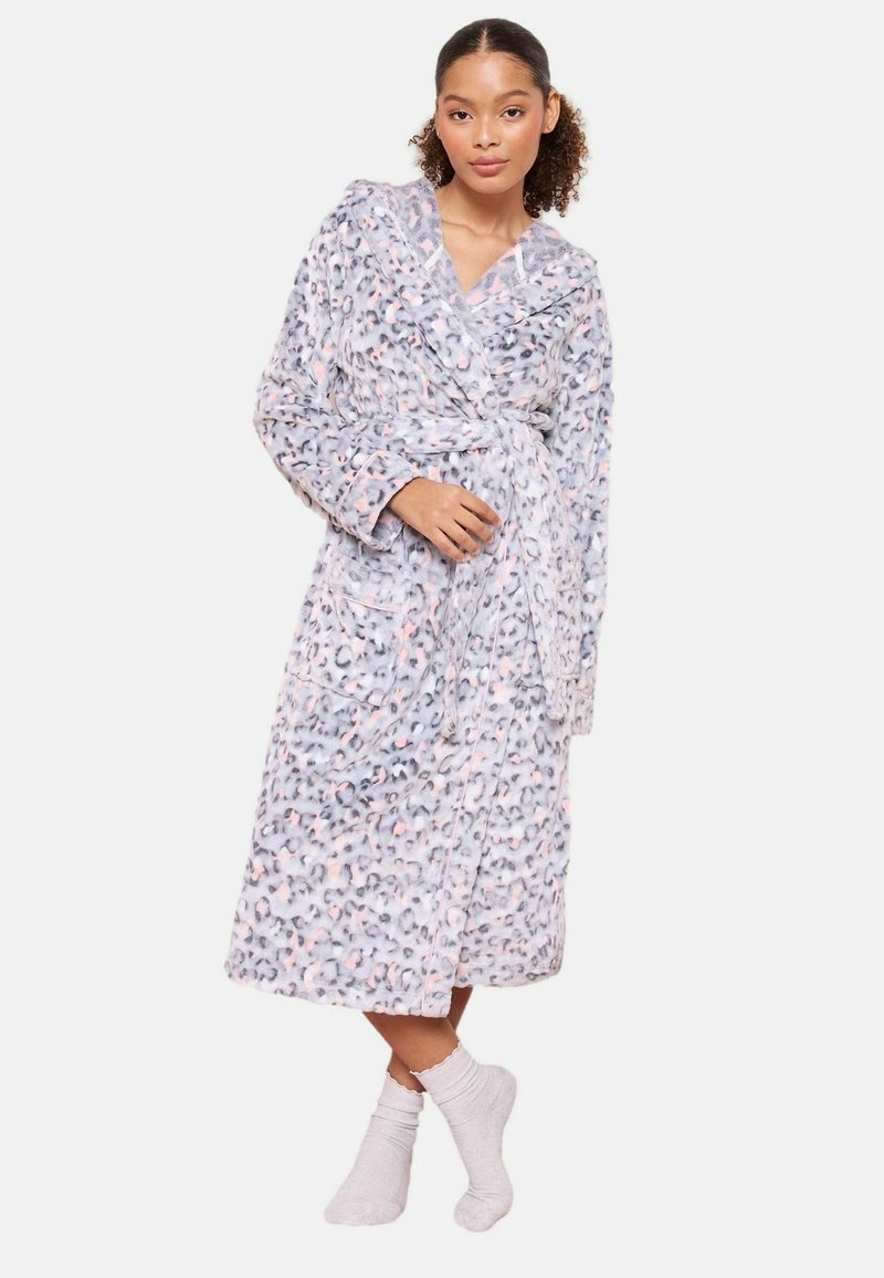 Leparda raksta, mīksts, pūkains halāts gaiši pelēkā un pasteļa krāsās, ar saišu jostu, garām piedurknēm un sānu kabatām.