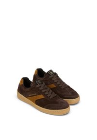 Baskets en daim marron avec des accents beiges, des panneaux texturés et une semelle en caoutchouc. Comprend un logo sur la languette et des lacets marron assortis.