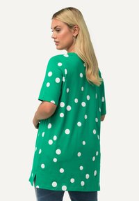 Ulla Popken POLKA DOT SHORT SLEEVE TEE - Triko s potiskem - emerald