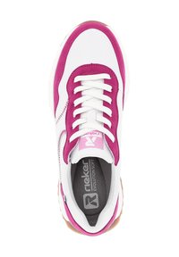Weiße Sneaker mit fuchsiafarbenen Wildlederakzenten, weißen Schnürsenkeln und einer grauen Innensohle mit "rieker EVOLUTION SOFT"-Branding. Strukturierte Außensohle.