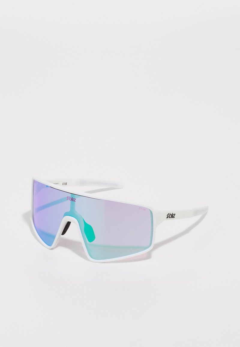 Lunettes de sport blanches avec de grandes lentilles miroir affichant un dégradé de bleu et de violet. Présentent un design géométrique audacieux et un logo sur la branche.
