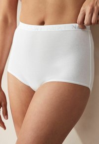 Witte katoen hoge taille slipjes met een zachte, gladde textuur en een band met het ingedrukte "NEXT" logo. Het ontwerp is eenvoudig en klassiek.