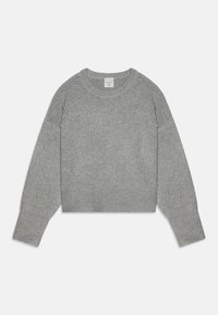 Suéter gris corto con mangas largas, dobladillo acanalado y un patrón texturizado de pequeñas cuentas decorativas en el pecho. Material de punto suave.