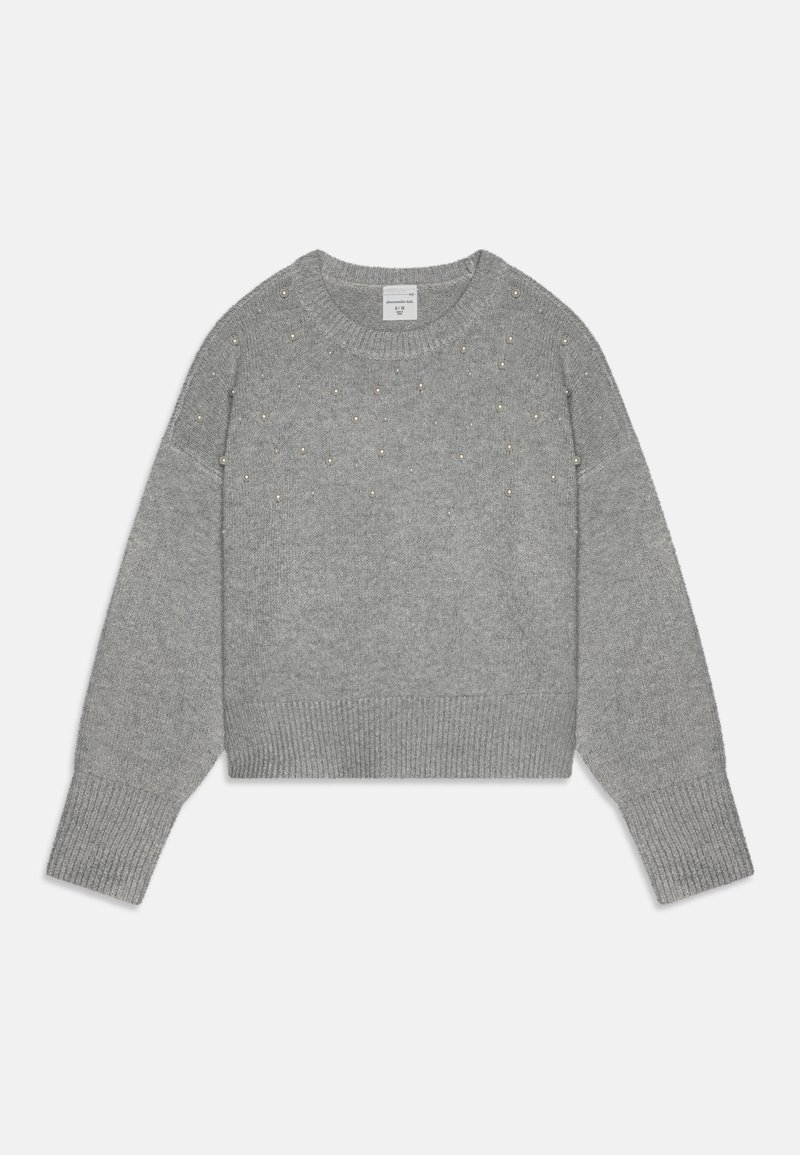 Suéter gris corto con mangas largas, dobladillo acanalado y un patrón texturizado de pequeñas cuentas decorativas en el pecho. Material de punto suave.
