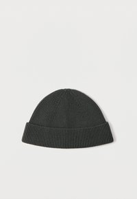 Gorro de punto gris oscuro con textura acanalada, que presenta un puño doblado y detalles sutiles de costura en la parte superior.
