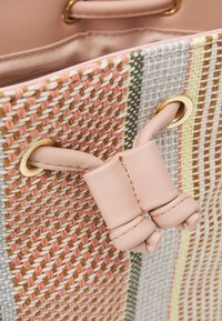 Borsa a spalla intrecciata con una miscela di colori pastello, con hardware dorato prominente e chiusura a coulisse in pelle rosa. Dettagli in tessuto testurizzato.