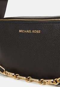 Schwarze Lederhandtasche mit strukturiertem Oberflächen, goldfarbener Hardware und auffälligem Logo. Enthält eine Kettenakzentuierung am Trageriemen.
