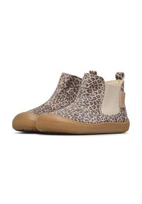 Un paio di stivaletti per bambini con tessuto in stampa leopardata marrone, suole in gomma beige e pannelli elastici ai lati per una facile vestibilità.