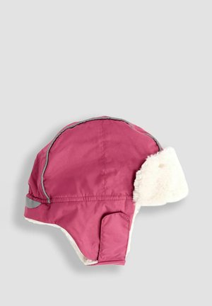 Rózsaszín, szigetelt sapka műszőrme béléssel és fülvédőkkel. Szürke szegély és egy állítható tépőzáras pánt található az oldalán.