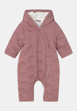 Combinaison de neige matelassée rose pour bébé avec capuche, motifs nuages, manches longues et doublure polaire blanche visible à l'intérieur de la capuche et autour de la fermeture éclair.