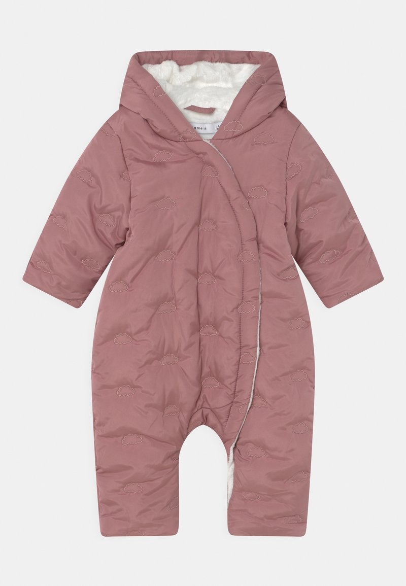Combinaison de neige matelassée rose pour bébé avec capuche, motifs nuages, manches longues et doublure polaire blanche visible à l'intérieur de la capuche et autour de la fermeture éclair.