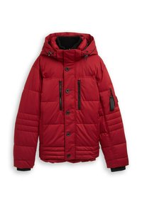 Jachetă puffer roșie cu glugă, cu patru buzunare cu fermoar, închidere cu nasturi și manșete ribbate. Țesătura are o textură netedă cu umplutură cusută.