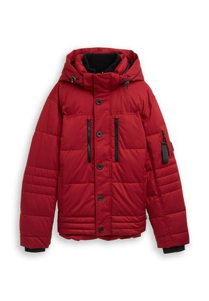 Chaqueta hinchada roja con capucha, que cuenta con cuatro bolsillos con cremallera, cierre de botones y puños acanalados. El tejido tiene una textura suave con acolchado cosido.