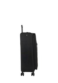 Maleta negra con textura de tela suave, forma rectangular, asa retráctil y cuatro ruedas para facilitar la movilidad. Destacada con una correa con diseño estampado.