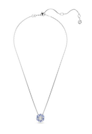 Collana in argento con un pendente floreale adornato da pietre blu e un dettaglio centrale rotondo, che mette in evidenza un design e una texture intricati.