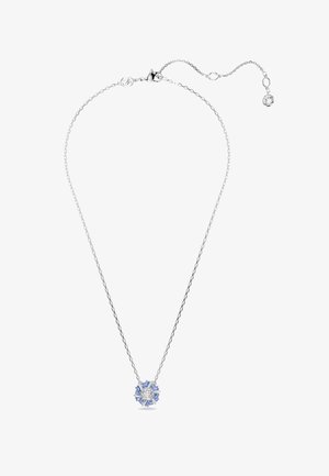 Sølv kæde med en blomstervedhæng, der har blå sten og et centralt rundt detalje, som fremviser et intrikat design og tekstur.