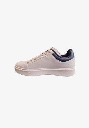 Sneaker bianco con tomaia in pelle liscia, accent in blu navy sul tallone, punta rotonda e suola in gomma texture. Presenta lacci piatti e sei occhielli.