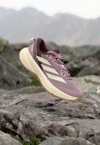 Επιλέχθηκε, magic mauve/white/maroon