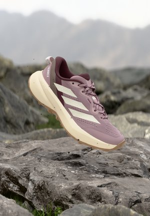 adidas Terrex, TERREX TRACEFINDER PLUS W - Laufschuh Trail - magic mauve/white/maroon