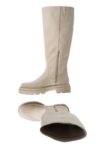 Beige knelengde støvler laget av glatt skinn, med glidelås på siden, ribbet såle og rund tå med minimale sømdetaljer.