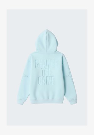 Sudadera con capucha azul claro con texto "CAMBIA EL JUEGO" en la espalda y diseños de estrellas en las mangas.
