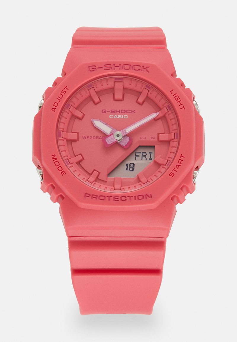 G-SHOCK ura s pink silikonskim trakom in ohišjem. Digitalni in analogni prikaz, vodoodporen do 20 BAR, ima nastavljive nastavitve.