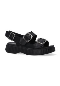 Zwarte sandalen met twee brede banden met grote zilveren gespen. Dikke, gegroefde zool biedt hoogte en grip. Open teenontwerp zorgt voor ademend vermogen.