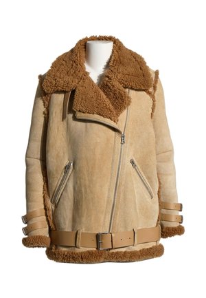 Veste en shearling beige avec grand col, fermeture éclair diagonale sur le devant, poches zippées et sangles en cuir à boucles aux poignets et à la taille.