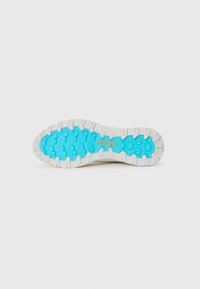 Schuhsohle mit einem hellgrauen Äußeren, blauem Gummi-Traktionsmuster und orangefarbenem "PRZSA"-Logo; entwickelt für Grip und Stabilität.
