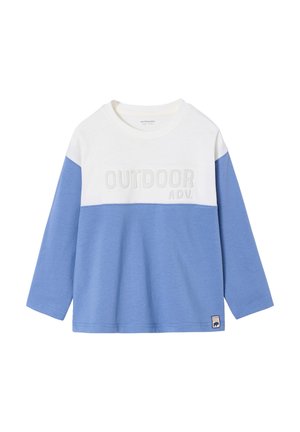 Kinder-Langarmshirt mit weißem Oberteil, blauem Unterteil und Ärmeln, geprägtem "OUTDOOR ADV." Schriftzug auf der Brust und kleinem Aufnäher nahe dem Saum.